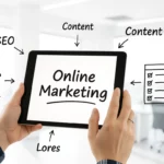 A képen egy tablet látható, amelyen az 'Online Marketing' felirat olvasható. Körülötte SEO, tartalom és egy ellenőrző lista ikonok találhatók, utalva a digitális marketing stratégiákra.