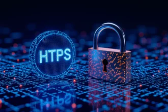 A képen egy digitális lakat és az HTTPS felirat látható, amelyek a weboldalak biztonságát jelképezik, hangsúlyozva a HTTPS protokoll fontosságát a keresőoptimalizálásban.