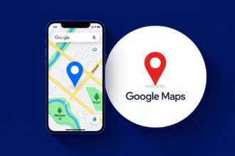 Egy okostelefon képernyőjén a Google Térkép alkalmazás látható, amelyen egy kék helymeghatározó ikon található.