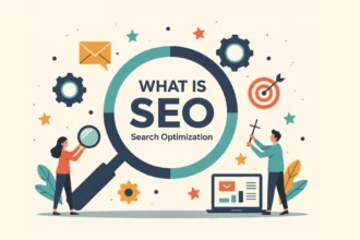 A képen egy nagyító alatt a 'WHAT IS SEO' felirat látható, körülötte keresőoptimalizálásra utaló ikonok, mint fogaskerekek és célkereszt.
