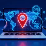 Egy laptop képernyőjén világít a világ térképe, középen egy piros helymeghatározó ikon, körülötte keresőoptimalizálásra utaló grafikai elemek.