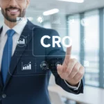 Egy öltönyös férfi a CRO (konverzióoptimalizálás) fogalmát érintő digitális grafikát mutat be, háttérben modern irodai környezet.