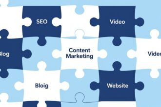 A képen különböző elemek, mint a SEO, tartalommarketing, blog és weboldal puzzle darabjai láthatók, amelyek szimbolizálják az online marketing integrációját.
