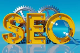 A kép a SEO szót ábrázolja fogaskerekekkel, amelyek a keresőoptimalizálás mechanizmusát szimbolizálják.