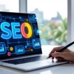 Egy laptop képernyőjén a SEO kifejezés látható, grafikus elemekkel körülvéve, amelyek a keresőoptimalizálás folyamatát szimbolizálják.