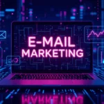 Egy laptop képernyőjén az 'E-MAIL MARKETING' felirat látható, háttérben digitális grafikonok és ikonok, amelyek a keresőoptimalizálás és marketing kapcsolatát szimbolizálják.