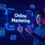 Egy fiatal férfi, aki online marketinggel foglalkozik, digitális grafikai elemek között mutat a SEO és konverzió szavakra.