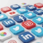 Különböző közösségi média platformok ikonjaival teli háttér, amelyek a digitális marketing és SEO kapcsolatát szimbolizálják.