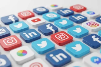Különböző közösségi média platformok ikonjaival teli háttér, amelyek a digitális marketing és SEO kapcsolatát szimbolizálják.