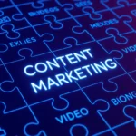 A képen egy kirakós játék darabjai láthatók, amelyek között a 'CONTENT MARKETING' felirat kiemelkedik, utalva a tartalomnaptár tervezésére és SEO fontosságára.