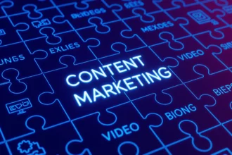 A képen egy kirakós játék darabjai láthatók, amelyek között a 'CONTENT MARKETING' felirat kiemelkedik, utalva a tartalomnaptár tervezésére és SEO fontosságára.
