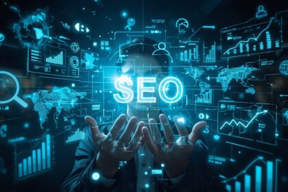 Egy üzletember kezében a SEO szöveg látható, háttérben digitális grafikonokkal és statisztikákkal.