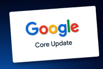 A Google logója és a 'Core Update' felirat egy fehér háttéren, amely a 2025-ös algoritmus-frissítést jelzi.